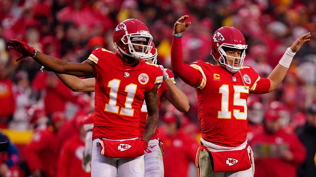 NFL playoffs: Chiefs fend off Jaguars, advance to AFC title game after  Patrick Mahomes toughs out ankle injury