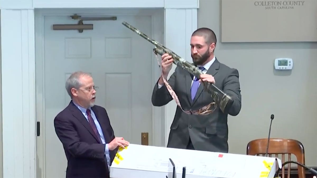 Sgt. Daniel Greene holds shotgun during witness testimony in Murdaugh trial
