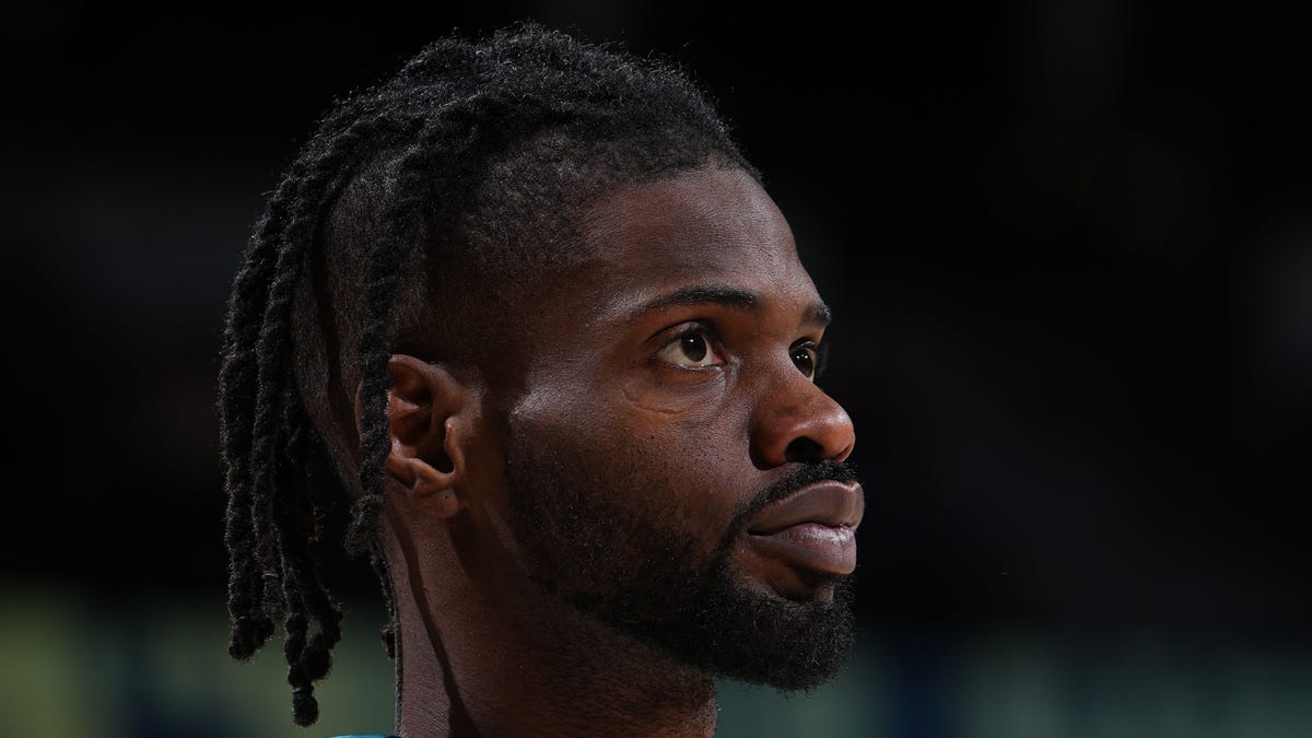 Nerlens Noel warms up