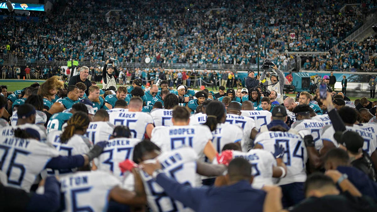 Jaguars and Titans pray on field