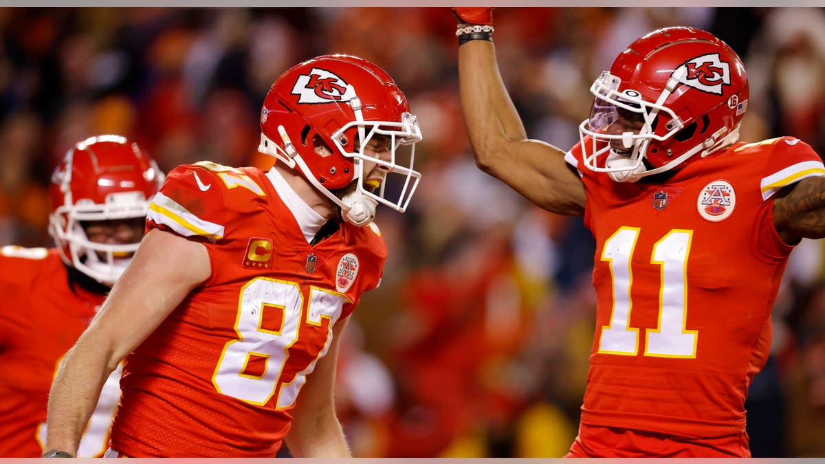 Travis Kelce celebrates touchdown