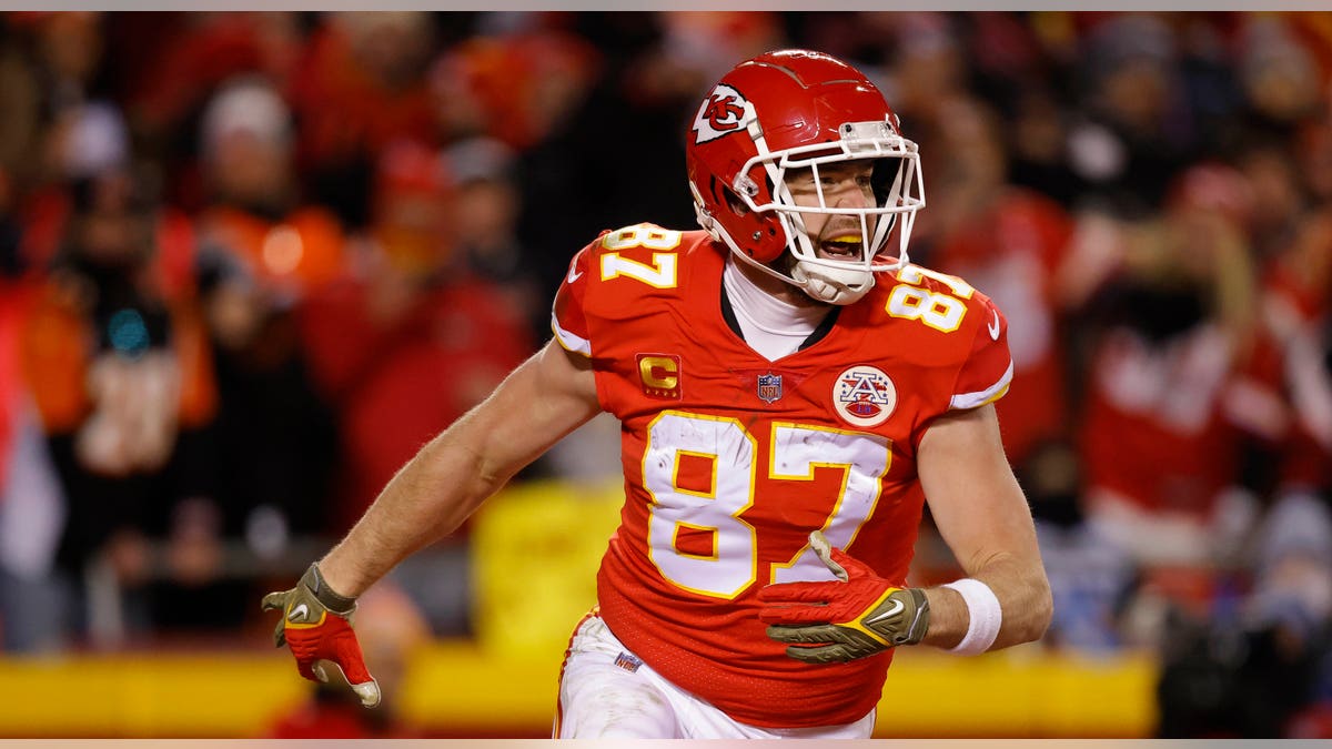 Travis Kelce celebrates touchdown