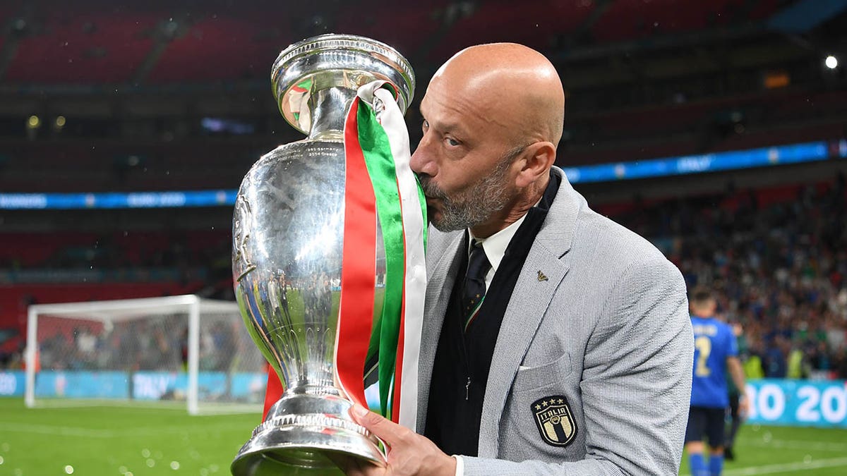 Italian soccer star Gianluca Vialli, 58, dies of cancer | Fox News