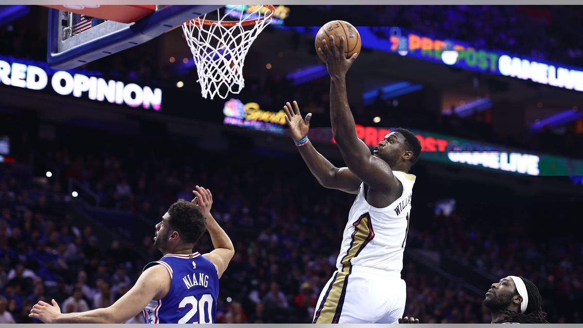 Zion Williamson attempts a lay up during a Pelicans game