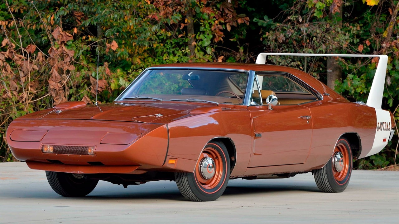 1969 Dodge Hemi Daytona muscle car sold for record $1.43 million, image size:1280x720