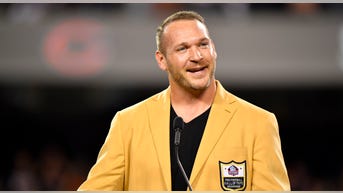 NFL legend rips Dems as Bears leave Chicago, weighs in on illegal aliens, trans athletes - Fox News