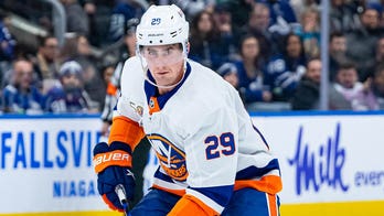 Islanders' Brock Nelson pulls his own tooth out during game
