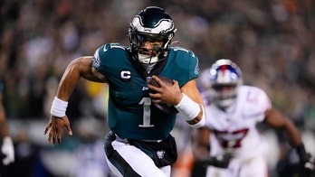 Jalen Hurts, de los Eagles, lidiando con una conmoción cerebral, da un paso adelante para su posible regreso a los playoffs