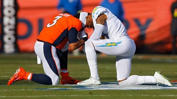 Russell Wilson, Derwin James kneel in prayer before Broncos-Chargers game