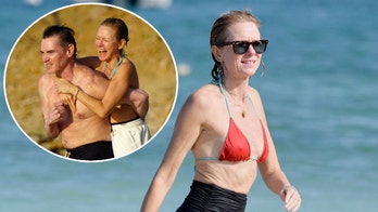 Naomi Watts shows off lean bikini body, gets cozy with boyfriend Billy Crudup