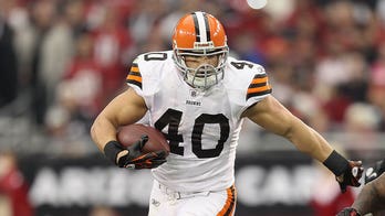 Peyton Hillis gets visit from Hall of Fame running back in hospital: 'A recovering hero'
