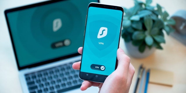 Tersedia banyak pilihan VPN yang dapat dipasang di beberapa perangkat, memungkinkan Anda untuk menggunakan koneksi VPN di semua perangkat.