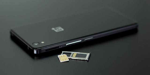 Foto smartphone dengan kartu SIM dikeluarkan.