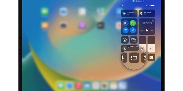 Foto iPad Air (generasi ke-5) yang menunjukkan tempat untuk memilih Pengelola Panggung.