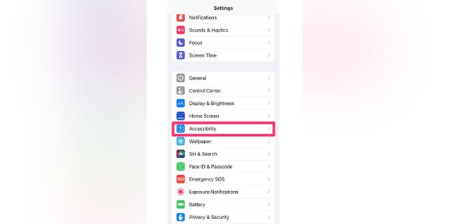 Captura de pantalla de la pantalla de configuración del iPhone que muestra dónde seleccionar "Accesibilidad."