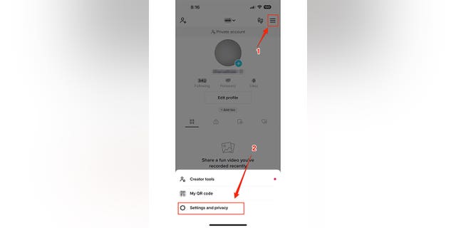 TikTok melacak banyak informasi pribadi Anda. Ada cara untuk mengubah pengaturan untuk membantu menjaga privasi Anda.
