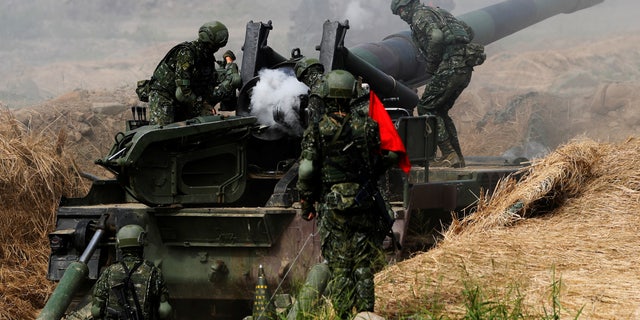 Tentara mengisi ulang howitzer self-propelled M110 selama latihan militer live-fire di Pingtung, Taiwan, pada 30 Mei 2019.