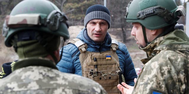 Burgemeester van Kiev Vitali Klitschko bezoekt een checkpoint van de Oekraïense Territoriale Verdedigingstroepen, terwijl de Russische invasie van Oekraïne doorgaat, in Kiev, Oekraïne op 6 maart 2022.
