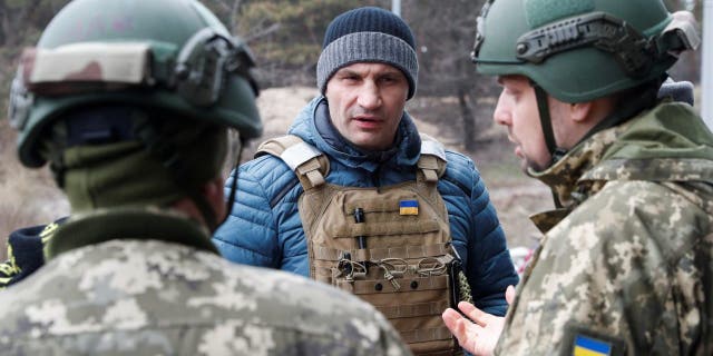 Mayor of Kyiv Vitali Klitschko visits a checkpoint of the Ukrainian Territorial Defence Forces, as Russia's invasion of Ukraine continues, in Kyiv, Ukraine March 6, 2022.