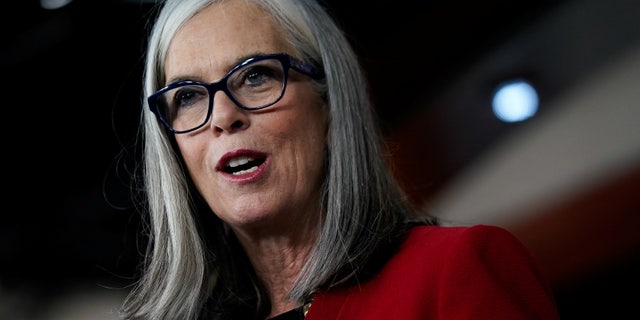 House Democratic Whip Katherine Clark (D-MA) spreekt tijdens een persconferentie op Capitol Hill in Washington, VS, 13 december 2022.