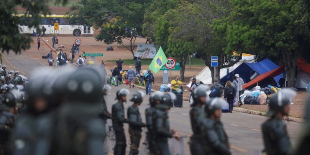 Pendukung mantan Presiden Brasil Jair Bolsonaro meninggalkan perkemahan di depan Markas Besar Angkatan Darat di Brasilia, Brasil, 9 Januari 2023. (REUTERS/Ricardo Moraes)