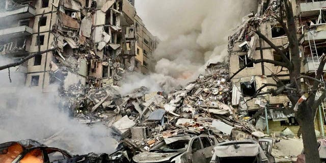 Een weergave toont een flatgebouw dat zwaar beschadigd is door een Russische raketaanval, tijdens de Russische aanval op Oekraïne, in Dnipro, Oekraïne op 14 januari 2022. (Gouverneur van de regio Dnipropetrovsk, Valentyn Reznichenko via Telegram/Hand-out via REUTERS)