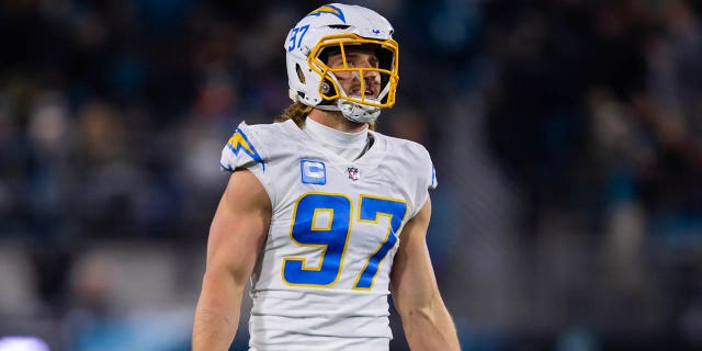 El apoyador de Los Angeles Chargers, Joey Bosa (97), reacciona contra los Jacksonville Jaguars en un partido de comodines en el TIAA Bank Field.