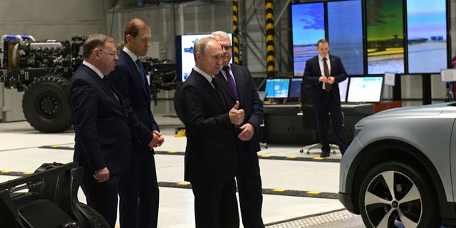 De Russische president Vladimir Poetin woont een ontmoeting bij met medewerkers van de Obukhov-fabriek in Sint-Petersburg, Rusland, 18 januari 2023.