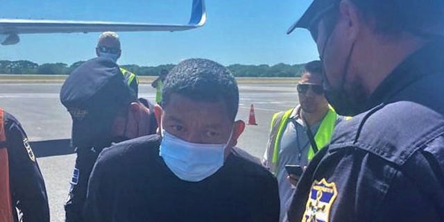 ICE zet een illegale immigrant uit die wordt gezocht voor moord in El Salvador.