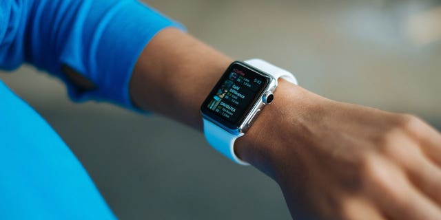 A woman wears an Apple Watch and looks for a place to buy coffee.