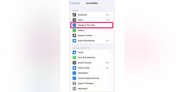 Cuplikan layar menunjukkan cara memilih "Tampilan & Ukuran teks" di iPhone.