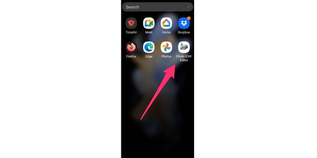 Untuk Android serta versi alternatif untuk iPhone, Anda dapat menggunakan Exif untuk menghapus data dari gambar di ponsel Anda.