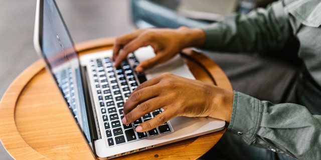 Berikut cara menyalakan lampu keyboard di komputer Mac Anda.