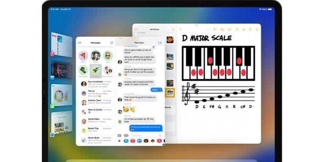 Contoh cara melakukan banyak tugas dengan berbagai aplikasi di iPad.