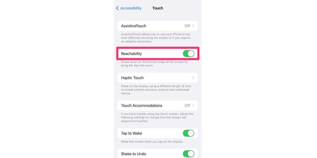 Reachability adalah fitur aksesibilitas yang memungkinkan pengguna iPhone menurunkan bagian atas tampilan layar ke tengah layar. 