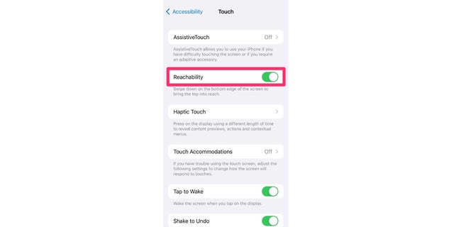 Reachability adalah fitur aksesibilitas yang memungkinkan pengguna iPhone menurunkan bagian atas tampilan layar ke tengah layar.