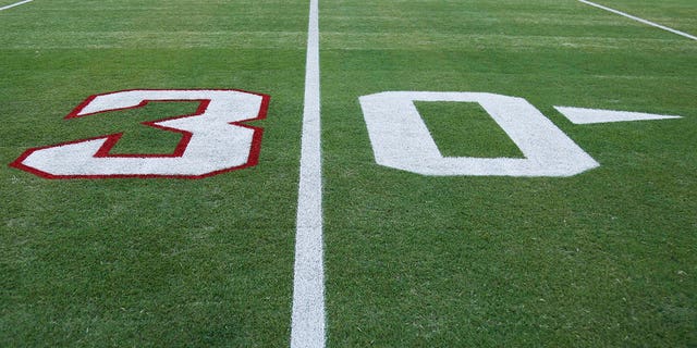 Ein Blick auf die 30-Yard-Linie zu Ehren von Nr. 3 Damar Hamlin von den Buffalo Bills vor einem Spiel zwischen den Jacksonville Jaguars und den Tennessee Titans im TIAA Bank Field am 7. Januar 2023 in Jacksonville, Florida.
