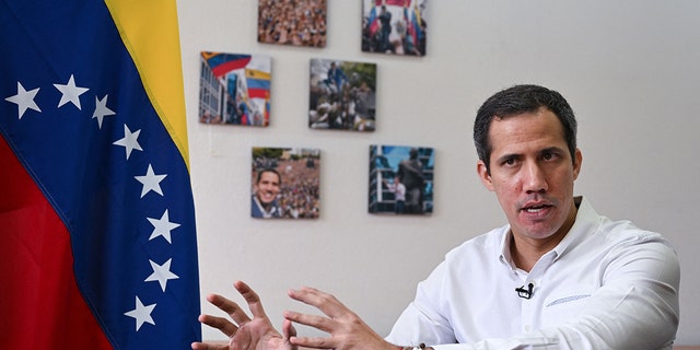 Mantan pemimpin oposisi Venezuela Juan Guaido berbicara selama wawancara di kantornya di Caracas pada 9 Januari 2023.