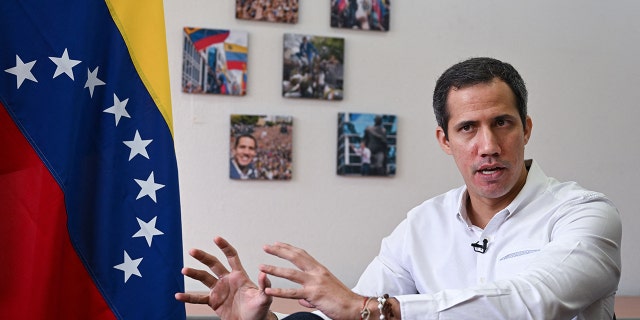 Mantan pemimpin oposisi Venezuela Juan Guaido berbicara selama wawancara di kantornya di Caracas pada 9 Januari 2023.