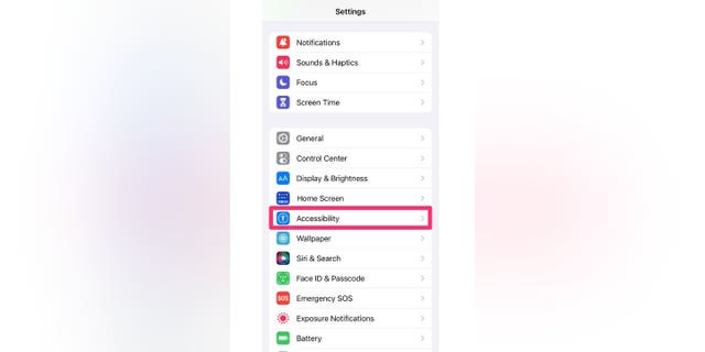 Captura de pantalla que muestra cómo seleccionar Accesibilidad.  Cambiar la pantalla puede hacer que su iPhone sea más fácil de usar.