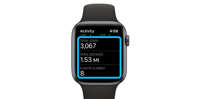 Menggunakan Apple Watch untuk menghitung langkah.
