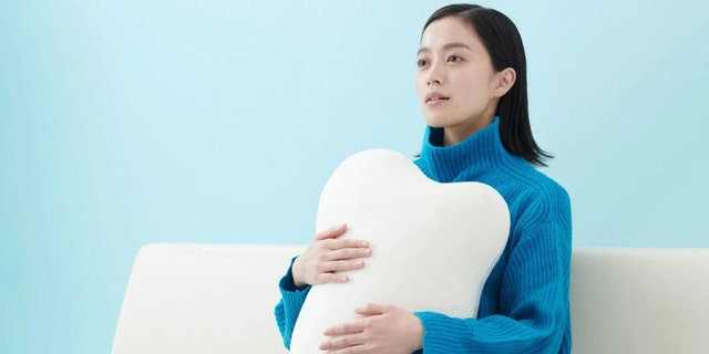 Japanese robotics company Yukai Engineering has invented an incredible pillow that feels like it's breathing when you hold it.
