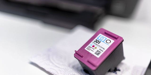Tergantung pada jenis printer yang Anda miliki, Anda mungkin menggunakan tinta atau toner printer.