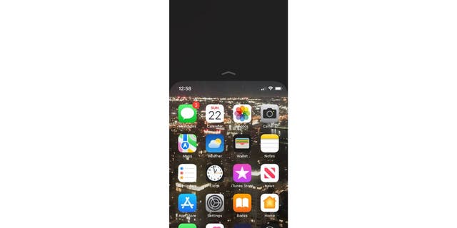 Ini membawa bagian atas layar iPhone ke tengah.