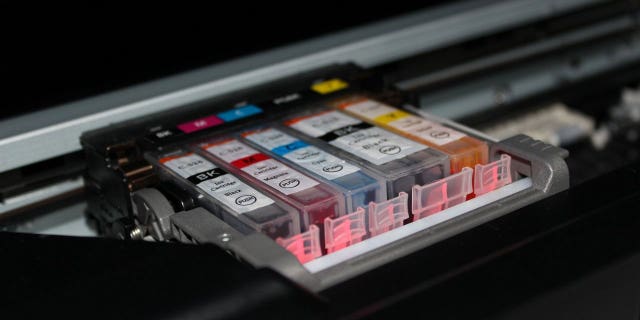 Beberapa printer menggunakan tangki tinta tanpa kartrid yang dapat diisi ulang melalui botol.