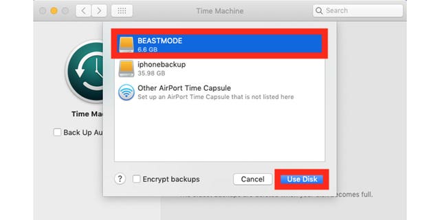 Cuplikan layar instruksi untuk memilih cadangan hard drive eksternal.
