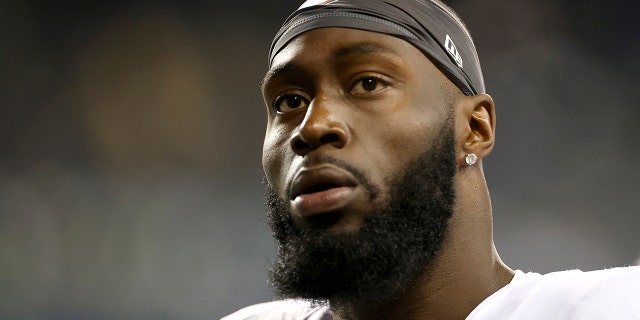 Charles Omenihu de los San Francisco 49ers durante el primer cuarto contra los Seattle Seahawks en Lumen Field el 15 de diciembre de 2022 en Seattle.