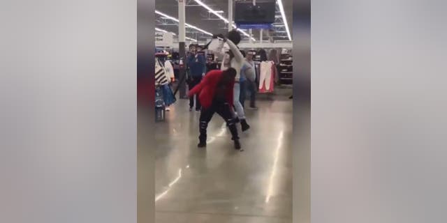 Veteran DeMario Davis Beats Knife User at Walmart