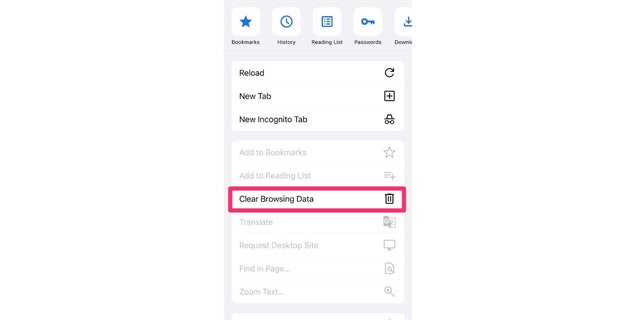 Cara menghapus data penjelajahan Google Chrome dari iPhone Anda.