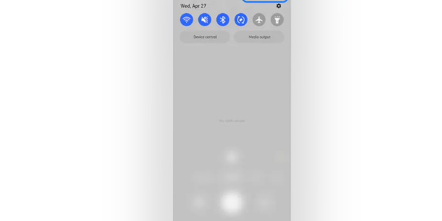 Geser ke bawah dari bagian atas layar Android Anda.